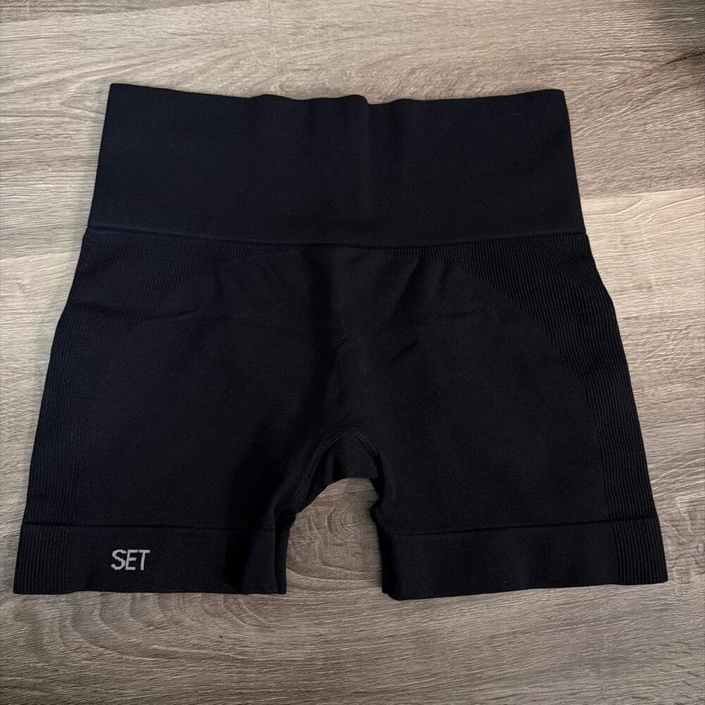 Set active black shorts size